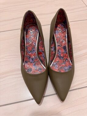 Pointed Toe Women’s Pumps Olive Green Floral Lining by Mexican Brand Cole Sz 6.5